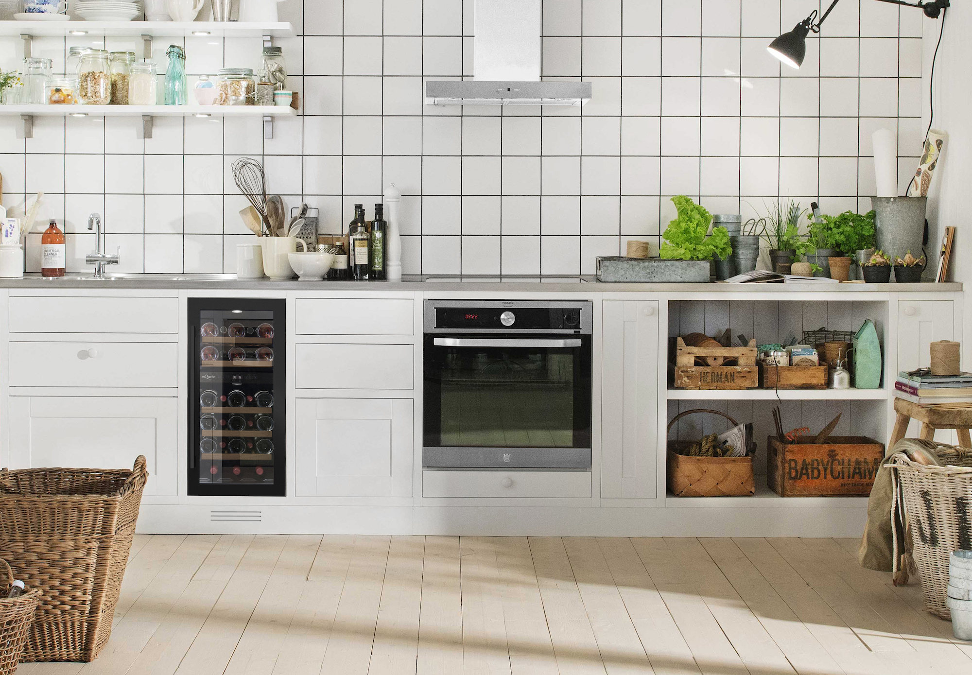 Svart inbyggbar vinkyl från mQuvee inbyggd under köksbänk Svart inbyggbar vinkyl från mQuvee inbyggd under köksbänk