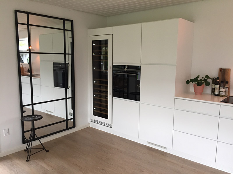 Vitt toppfunktionellt högskåp i modern miljö Vitt toppfunktionellt högskåp i modern miljö