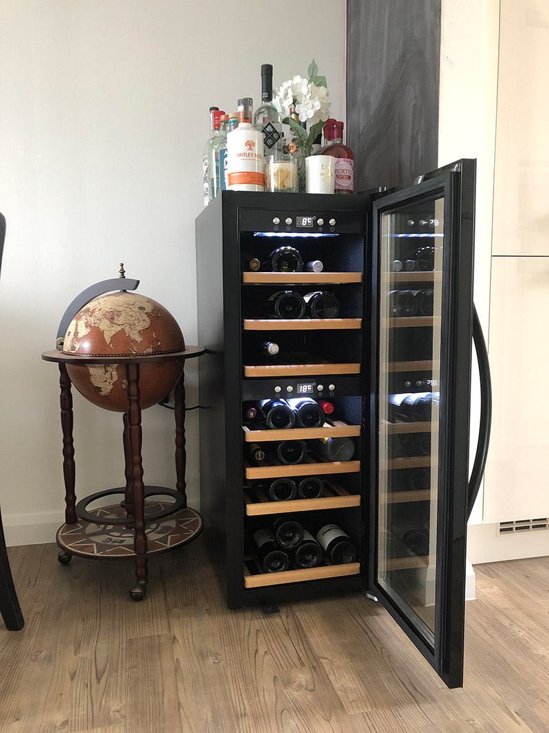 mQuvée - Fristående vinkyl med öppen dörr i miljö mQuvée - Fristående vinkyl med öppen dörr i miljö