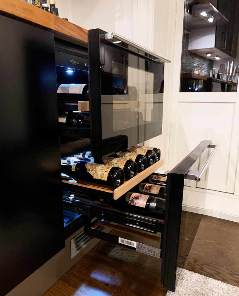 Vinkyl med modern design två lådor i kök Vinkyl med modern design två lådor i kök