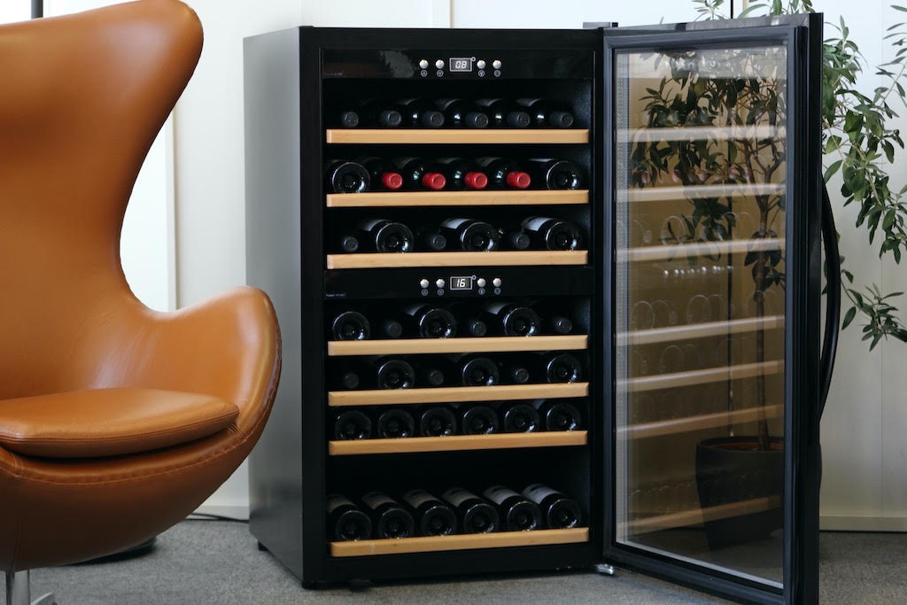 Vinoteca independiente mQuvée negra - puerta Vinoteca independiente mQuvée negra - puerta